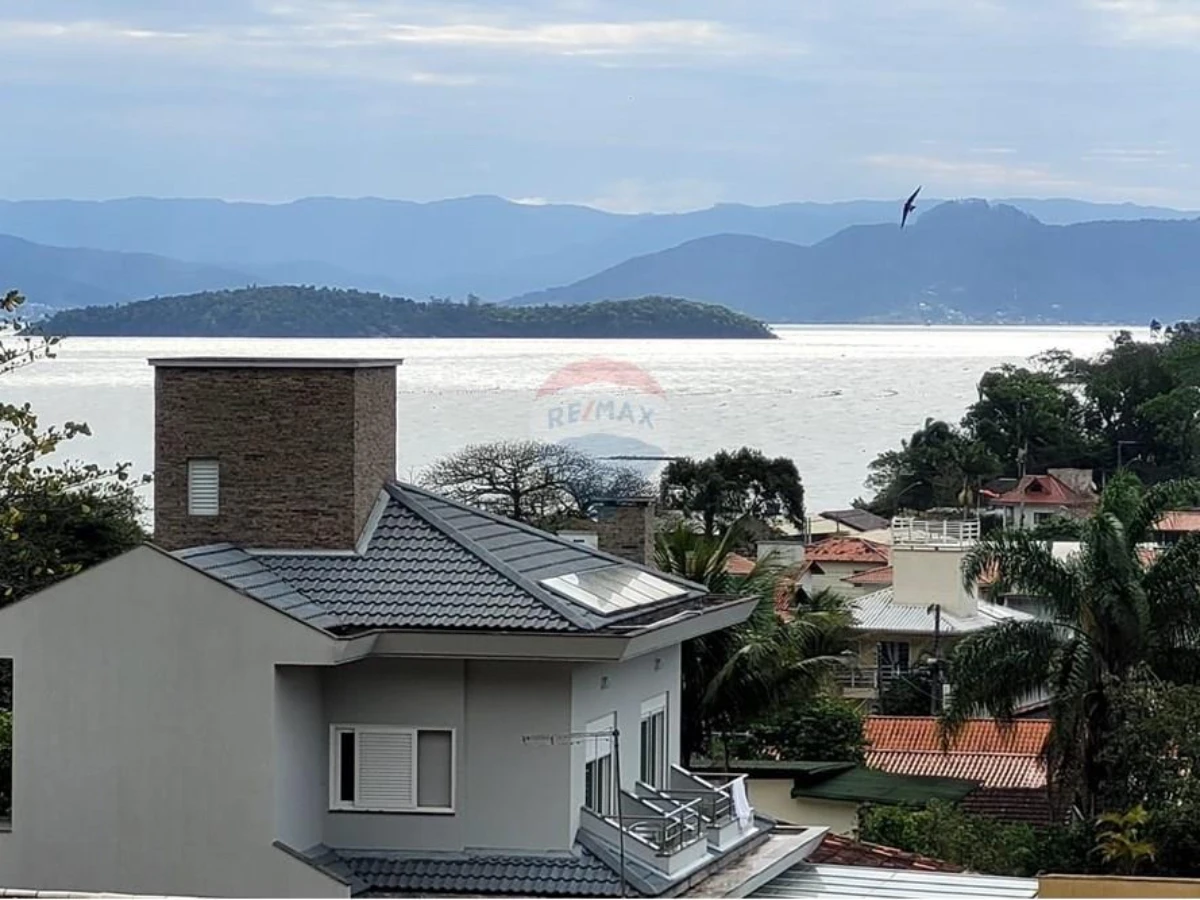 4-Bedroom House with Sea View for Sale in Sambaqui, Florianópolis