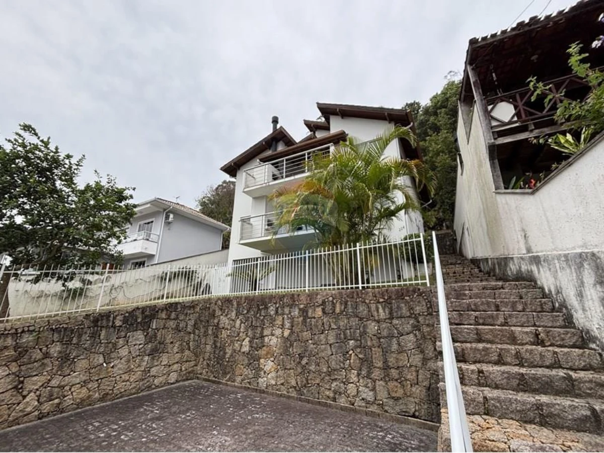 4-Bedroom House with Sea View for Sale in Sambaqui, Florianópolis