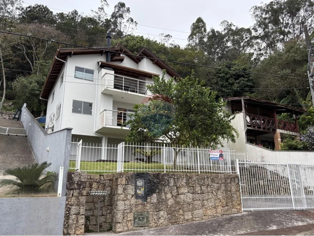 4-Bedroom House with Sea View for Sale in Sambaqui, Florianópolis