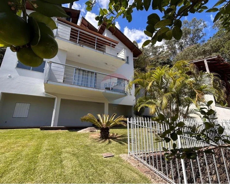 Casa com 4 Dormitórios e Vista para o Mar à Venda em Sambaqui, Florianópolis