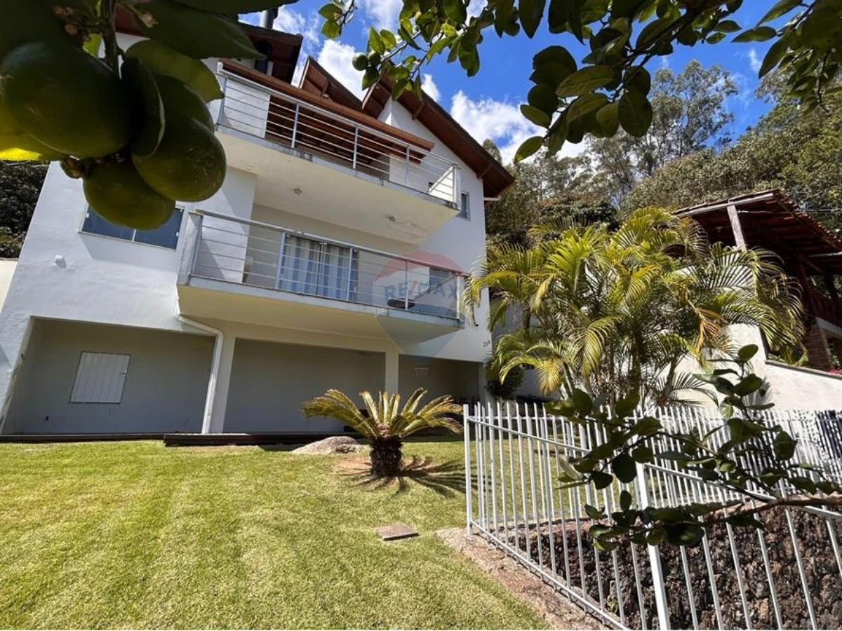 4-Bedroom House with Sea View for Sale in Sambaqui, Florianópolis