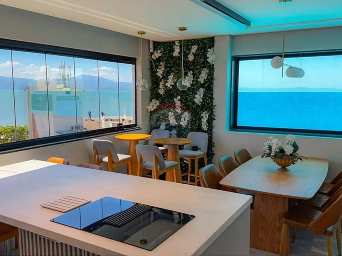 Apartamento Amoblado con Vista al Mar y Piscina en Rooftop – Jurerê Internacional, Florianópolis