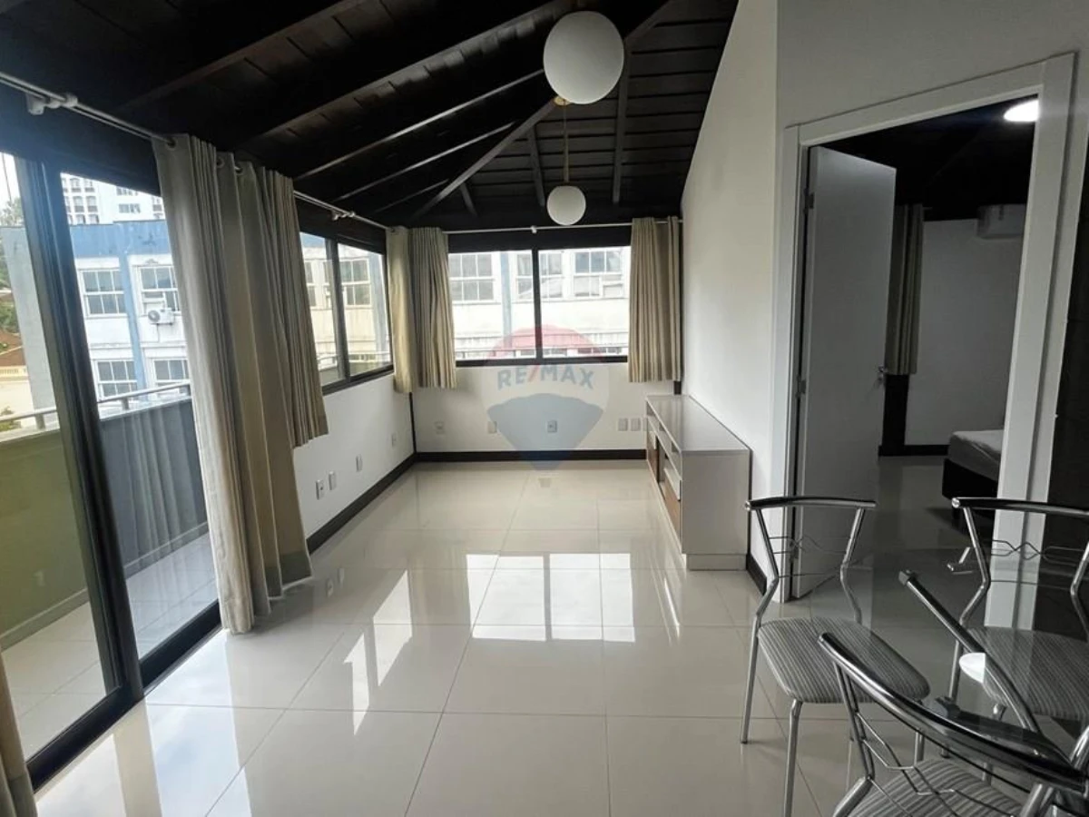 Renovated 1-Bedroom Apartment with Terrace and Balcony – Centro, Florianópolis