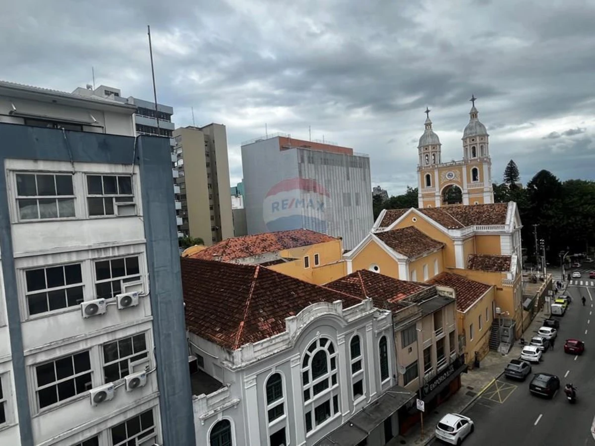 Renovated 1-Bedroom Apartment with Terrace and Balcony – Centro, Florianópolis