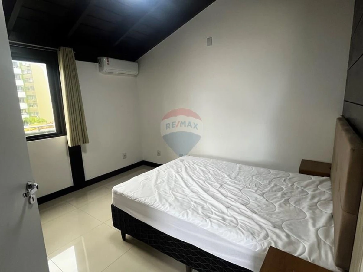 Renovated 1-Bedroom Apartment with Terrace and Balcony – Centro, Florianópolis