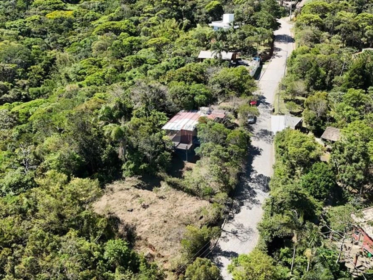Casa Contêiner à Venda — Terreno de 1.414 m² com Vista para o Mar, Pântano do Sul, Florianópolis