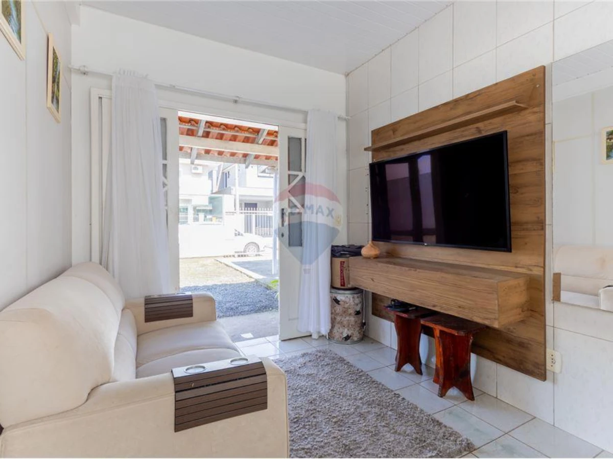 Casa 2 Quartos à Venda — Carianos, Florianópolis, SC