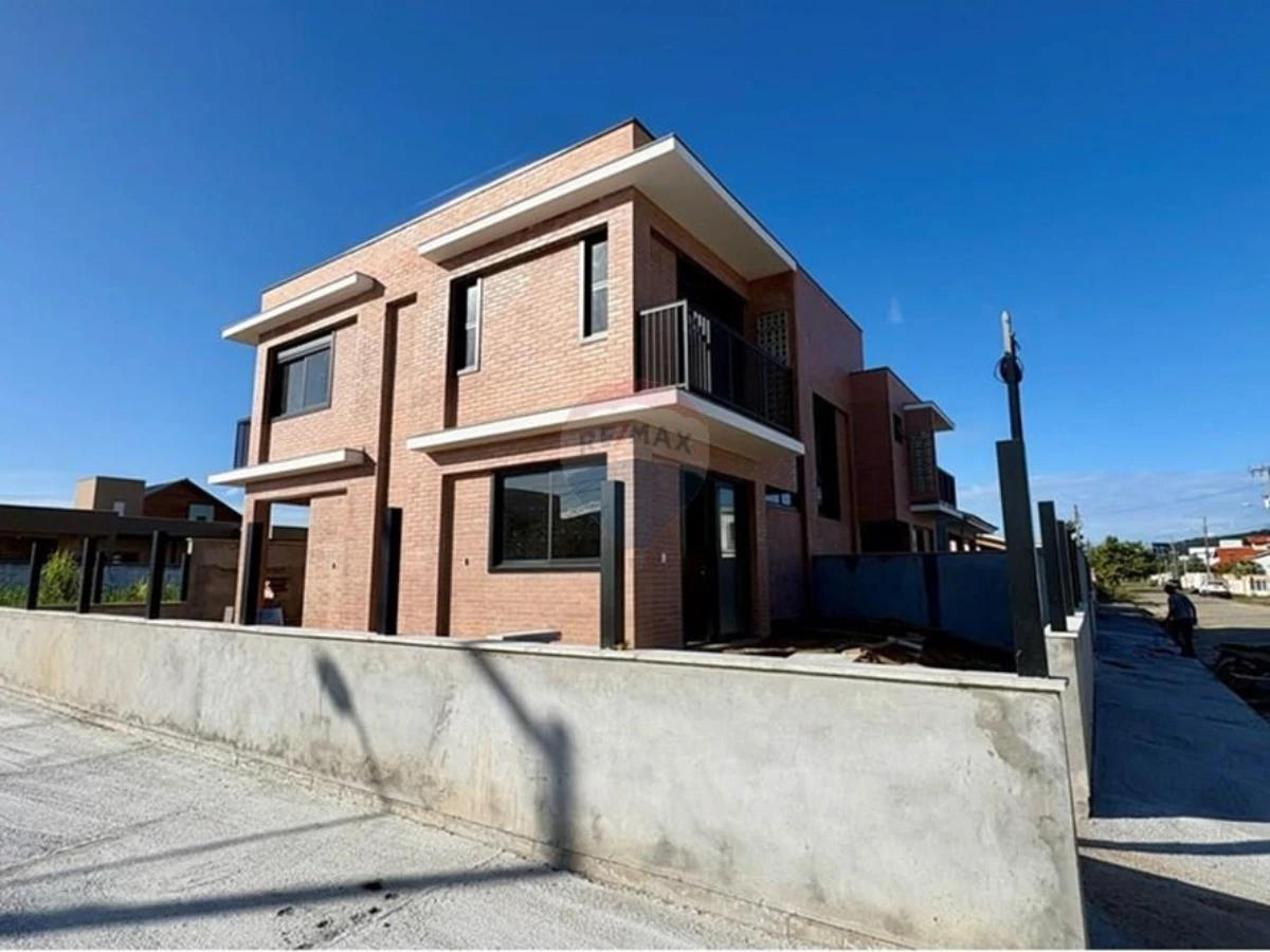 Двухэтажный дом 3 спальни на продажу в Carianos, Florianópolis