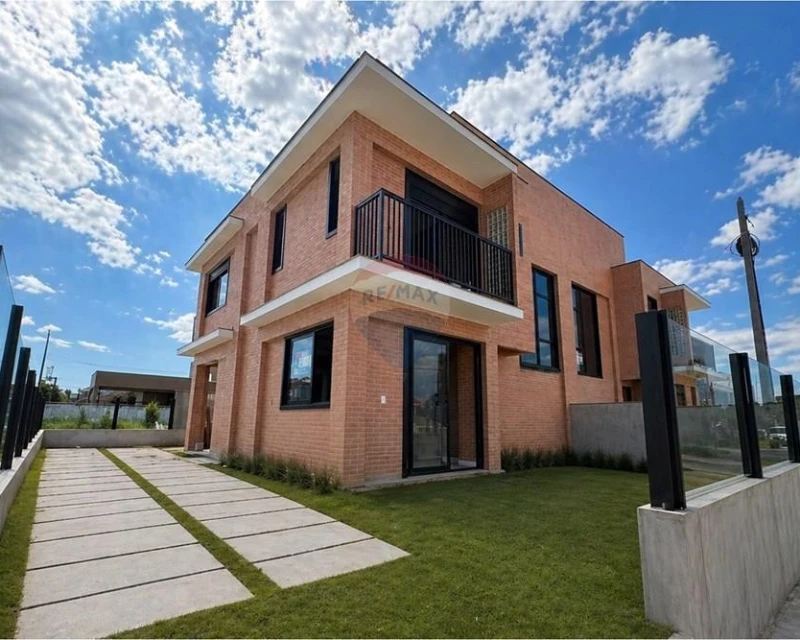 Двухэтажный дом 3 спальни на продажу в Carianos, Florianópolis