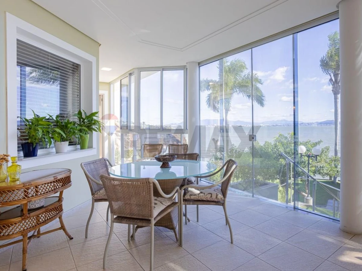 5-Suite Beachfront House in Cacupé, Florianópolis — 505 sqm