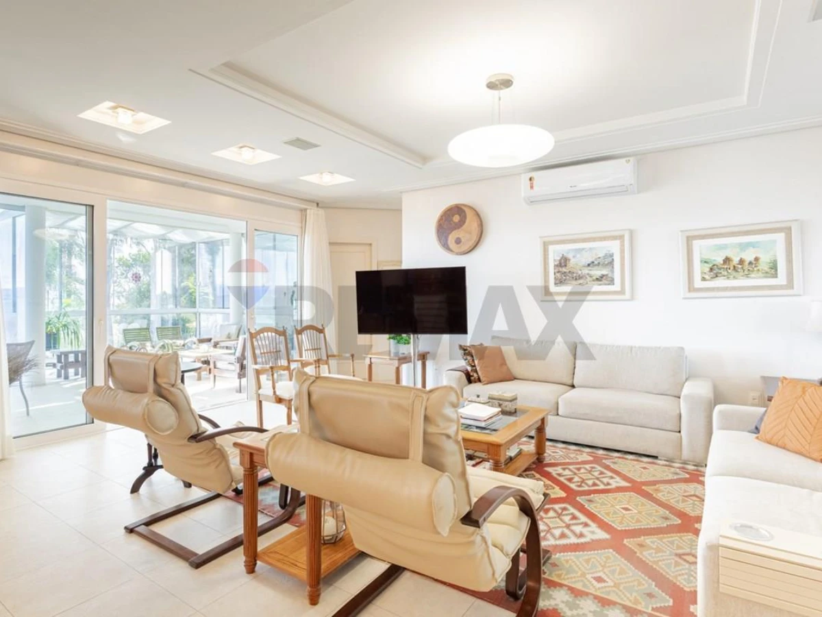 5-Suite Beachfront House in Cacupé, Florianópolis — 505 sqm