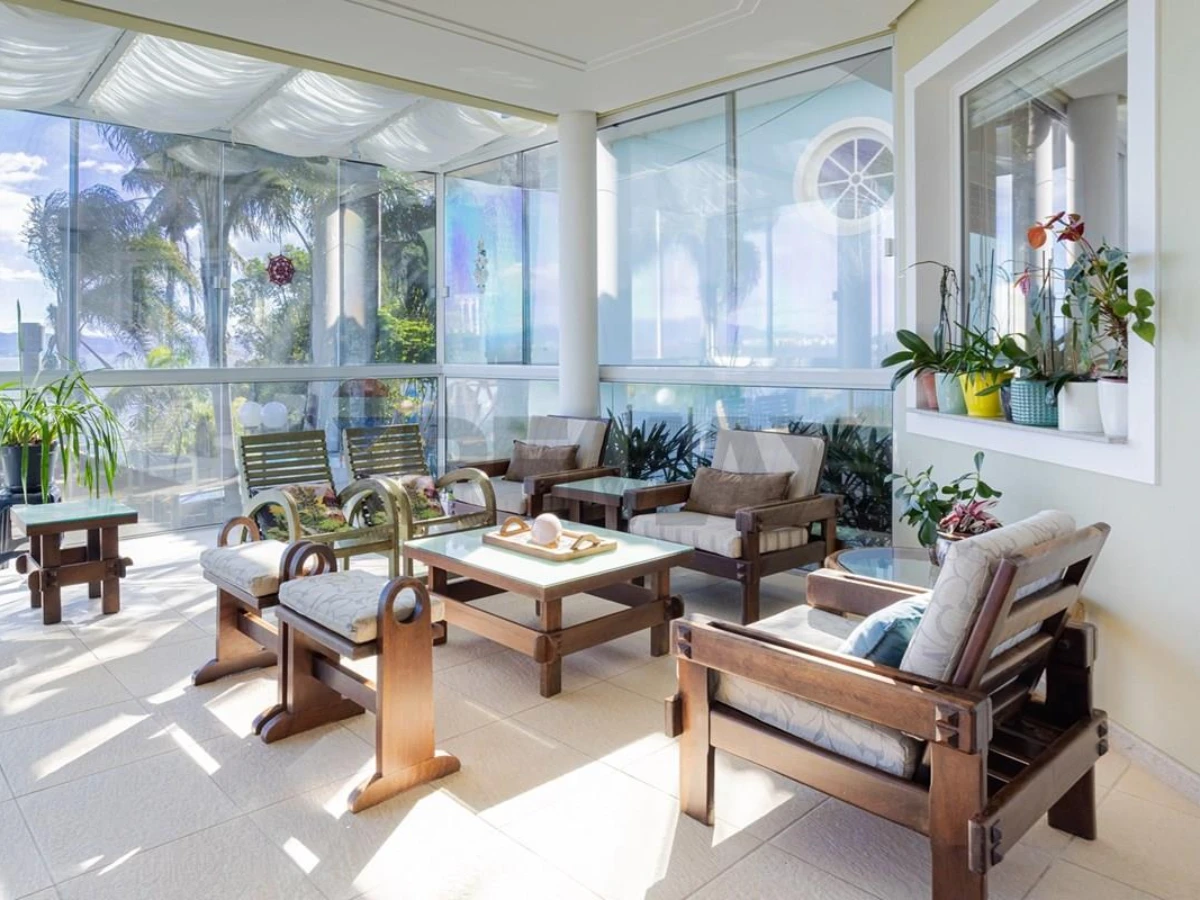 5-Suite Beachfront House in Cacupé, Florianópolis — 505 sqm