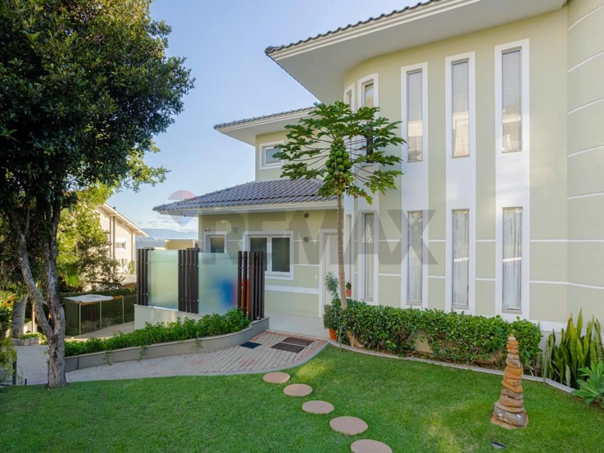 5-Suite Beachfront House in Cacupé, Florianópolis — 505 sqm