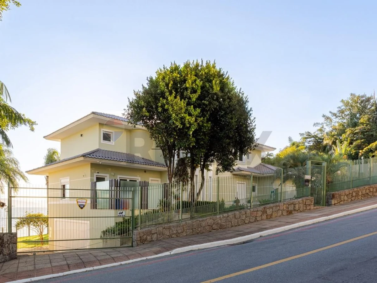 5-Suite Beachfront House in Cacupé, Florianópolis — 505 sqm