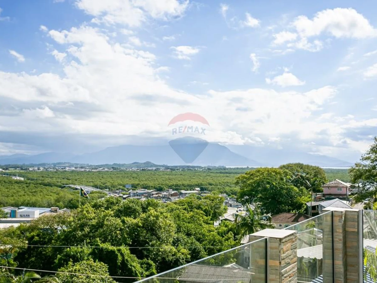 Casa 3 Dormitorios con Terreno de 3.200 m² — Costeira do Pirajubaé, Florianópolis