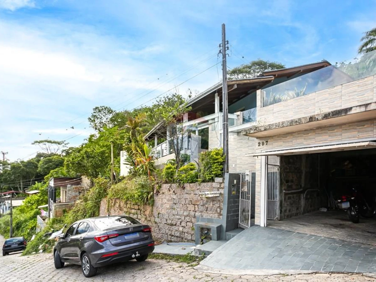 Casa 3 Dormitorios con Terreno de 3.200 m² — Costeira do Pirajubaé, Florianópolis