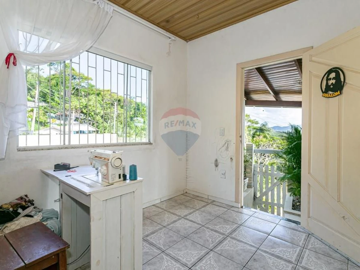 Casa 3 Dormitorios con Terreno de 3.200 m² — Costeira do Pirajubaé, Florianópolis