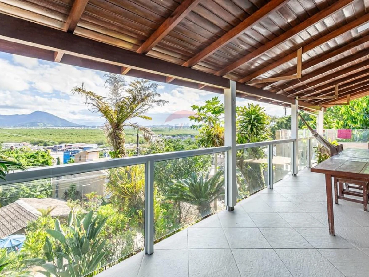 Casa 3 Dormitorios con Terreno de 3.200 m² — Costeira do Pirajubaé, Florianópolis