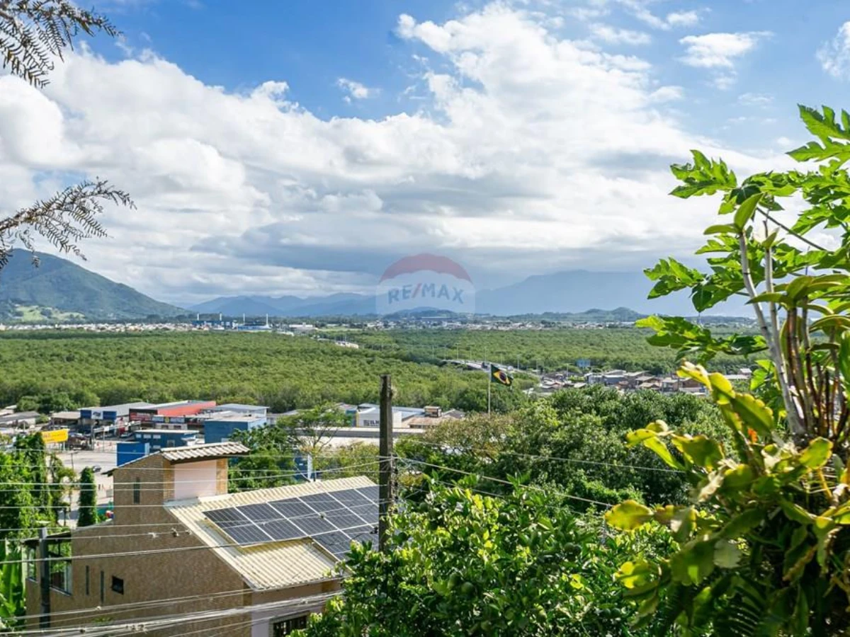 Casa 3 Dormitorios con Terreno de 3.200 m² — Costeira do Pirajubaé, Florianópolis