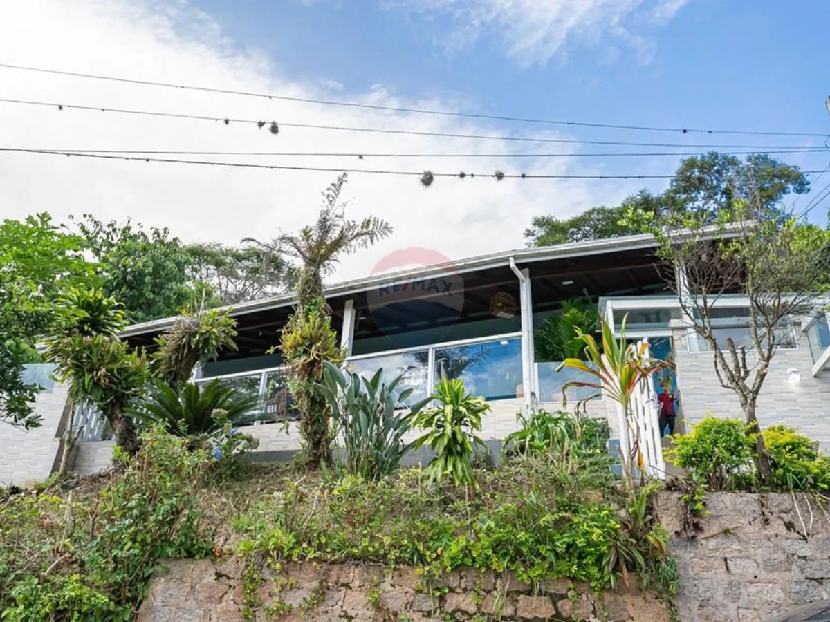 Casa 3 Dormitorios con Terreno de 3.200 m² — Costeira do Pirajubaé, Florianópolis