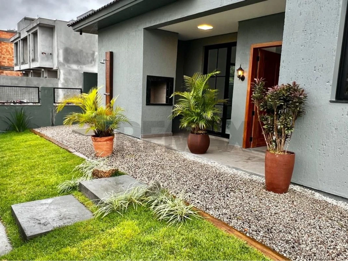 Casa 3 Dormitórios à Venda em Canasvieiras, Florianópolis — 165 m²