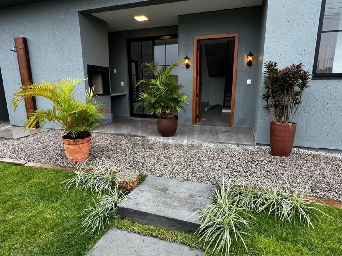 Casa 3 Dormitórios à Venda em Canasvieiras, Florianópolis — 165 m²