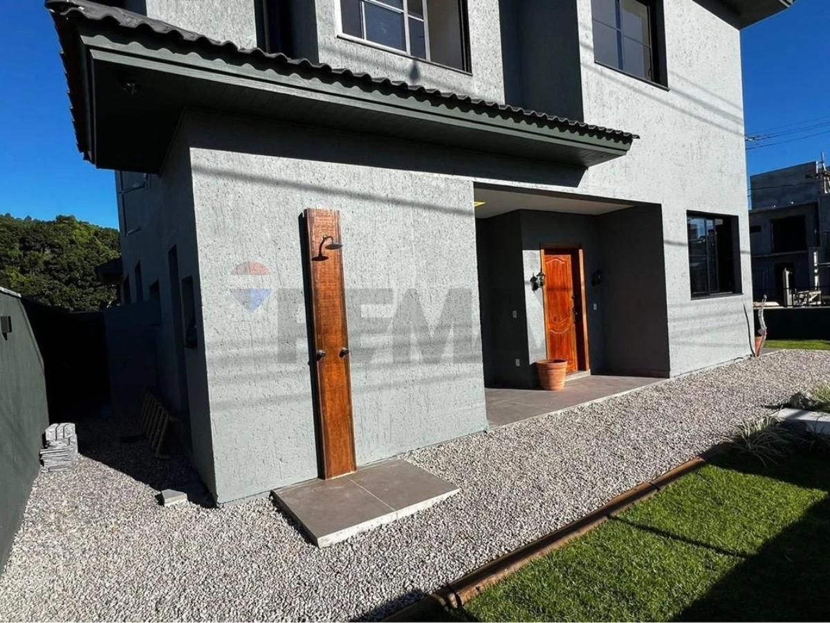 Casa 3 Dormitórios à Venda em Canasvieiras, Florianópolis — 165 m²
