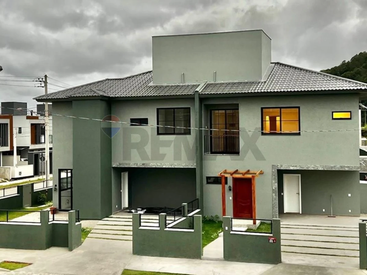 Casa 3 Dormitórios à Venda em Canasvieiras, Florianópolis — 165 m²
