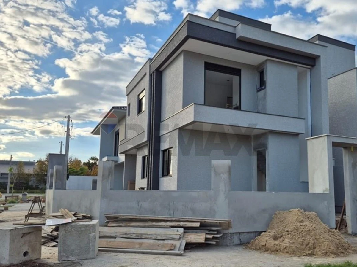 Casa 3 Dormitorios en Venta en Canasvieiras, Florianópolis — 117 m²