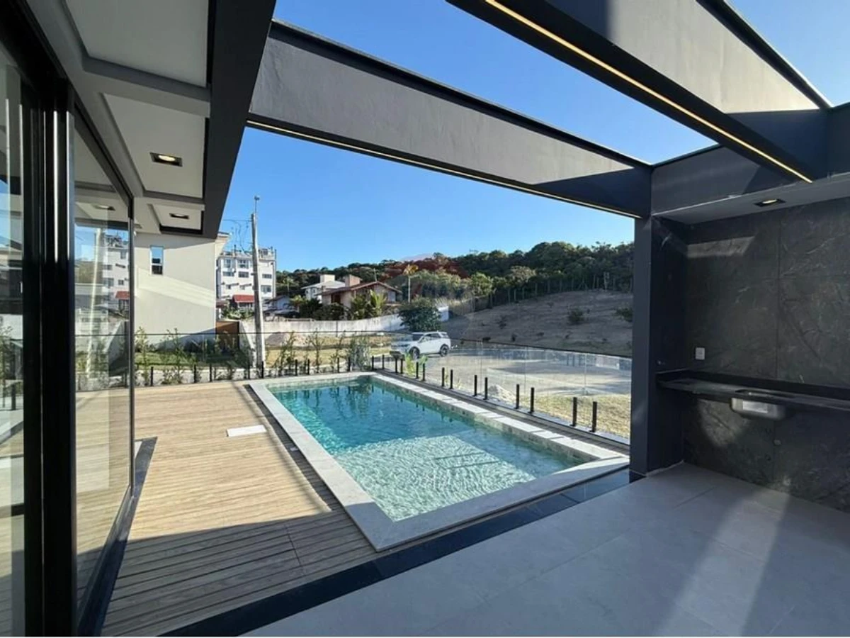 Дом с 4 сьютами в закрытом кондоминиуме, 100 м от пляжа — Ingleses, Florianópolis