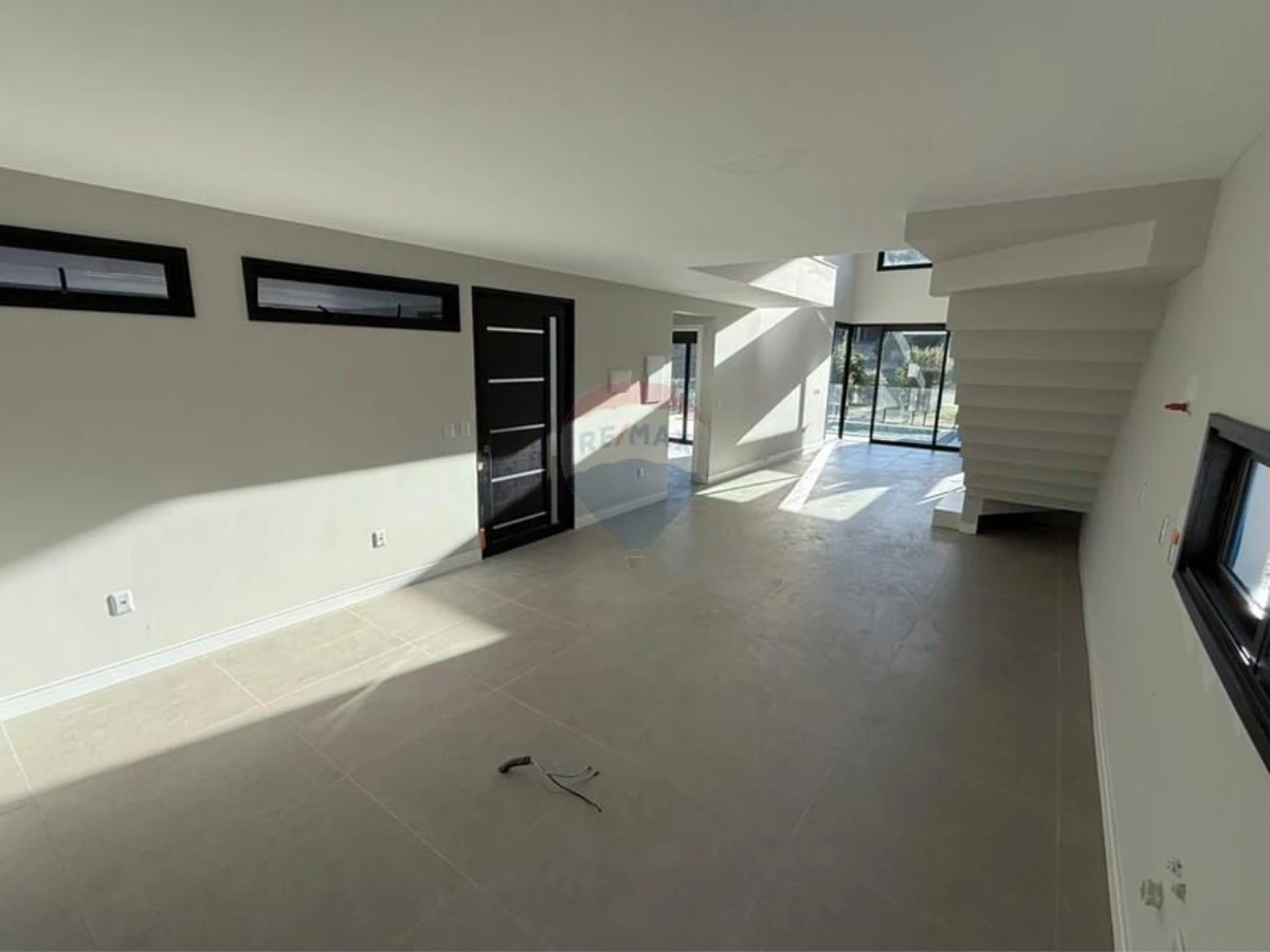 Дом с 4 сьютами в закрытом кондоминиуме, 100 м от пляжа — Ingleses, Florianópolis